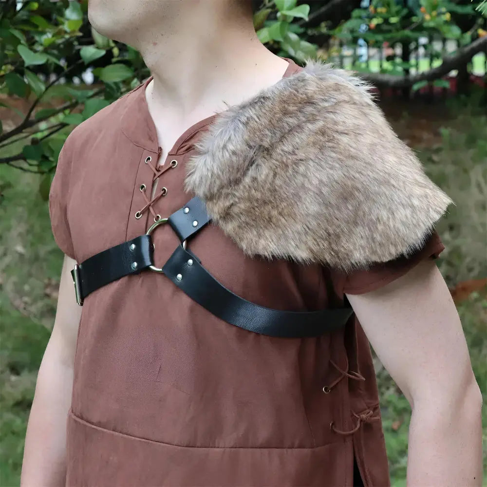 Braun Wikinger Pelz Schulter