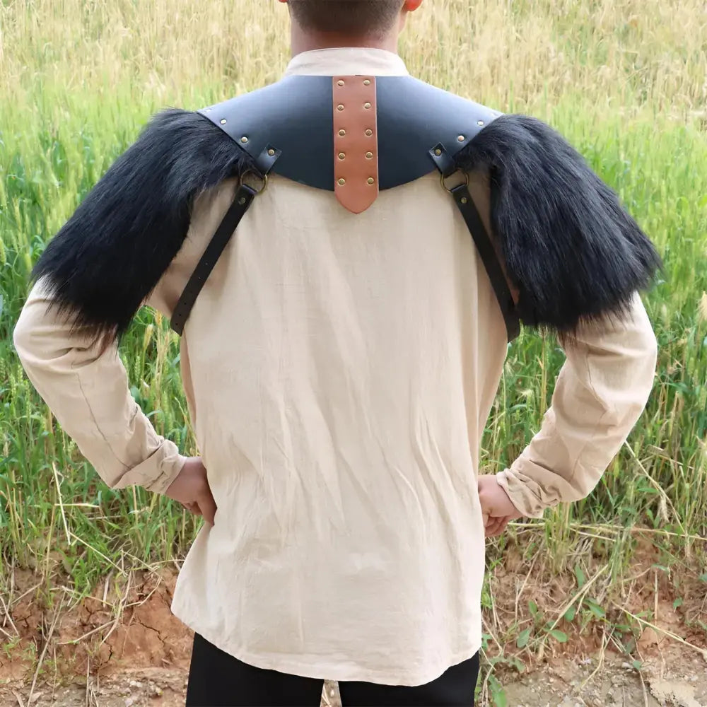 Schwarz Wikinger Fell Schulter