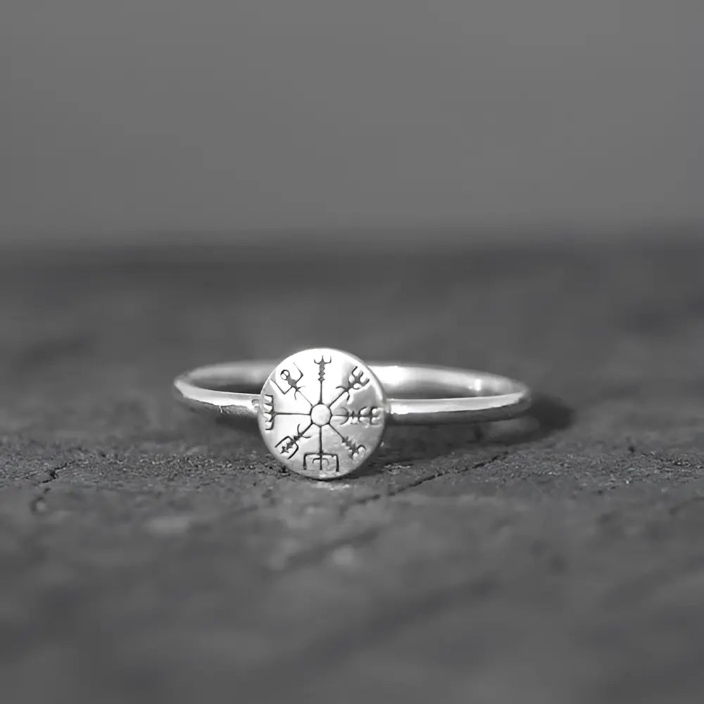 Wikinger Ring mit Runen Vegvisir