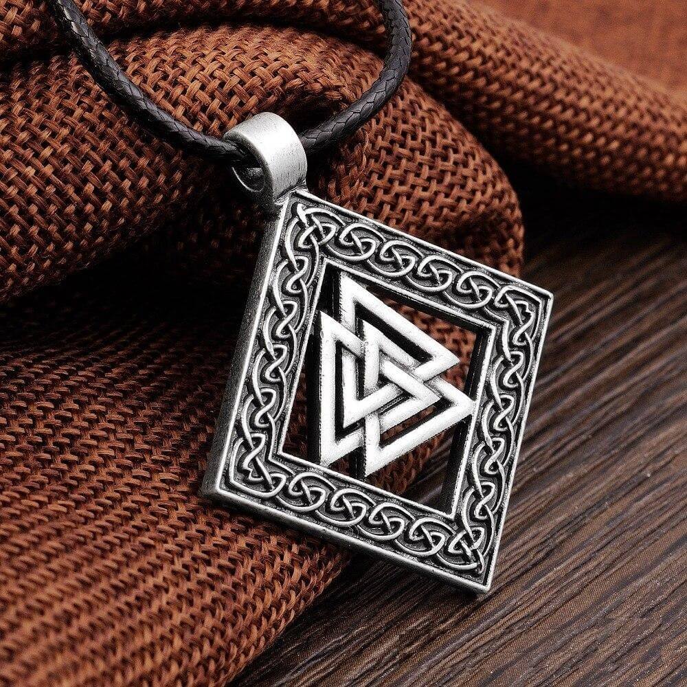Keltische Halskette mit Valknut Heart