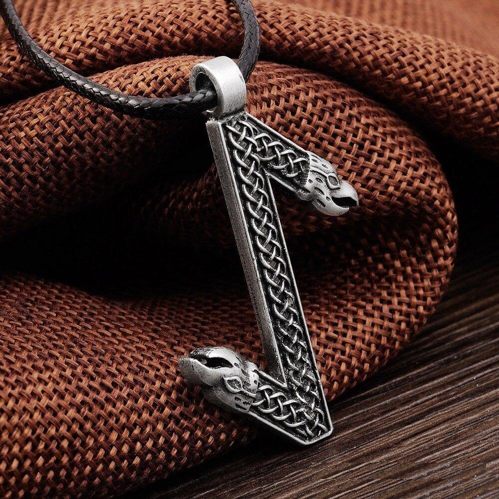 Keltischer Halsschmuck mit Eihwaz Rune
