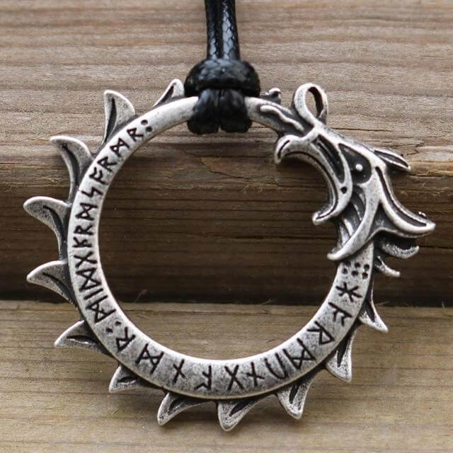 Keltischer Schmuck mit Jormungand Schlange