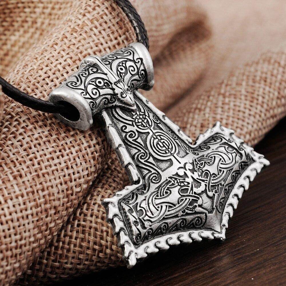 Keltischer Schmuck mit Mjolnir Hammer