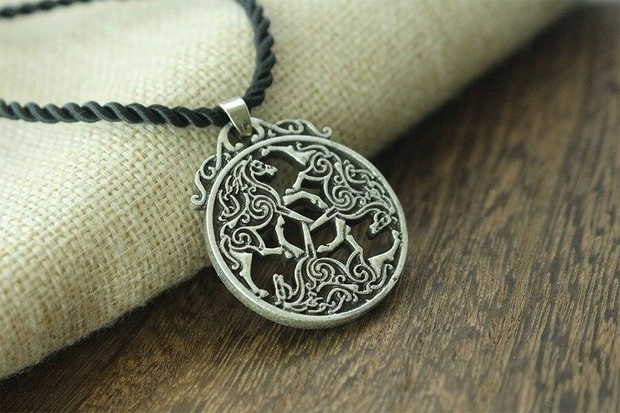 Keltischer Schmuck mit Triskele und Pferd