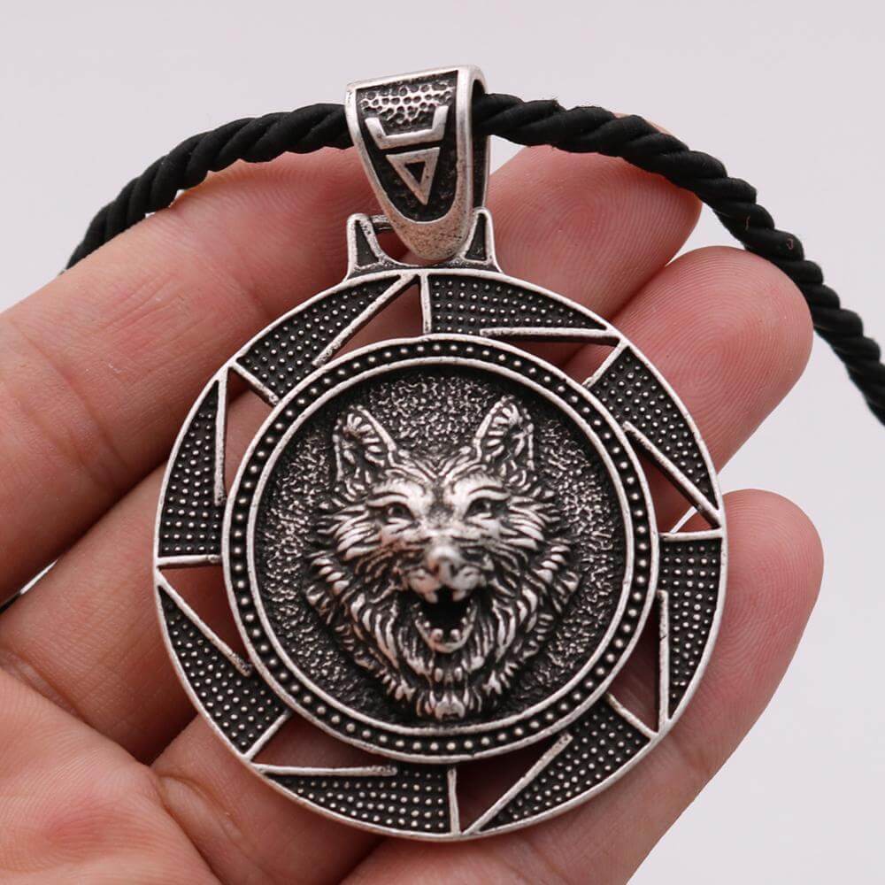 Keltischer Schmuck mit Wolf und schwarze Sonne