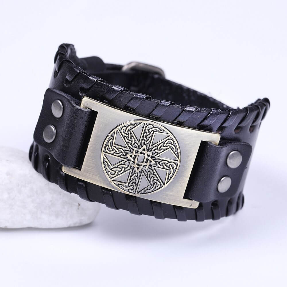 Schwarzes Lederarmband mit Kolovrat