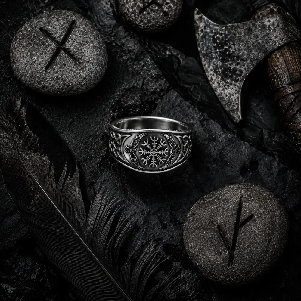 aegishjalmur ring flatlay obsidian runen rabenfeder wikinger