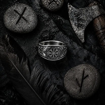 aegishjalmur ring flatlay obsidian runen rabenfeder wikinger