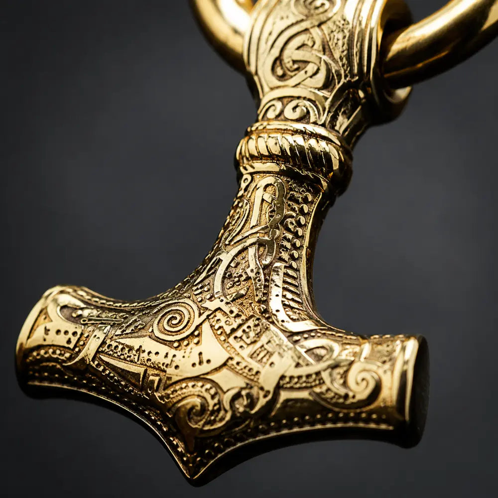 mjoelnir anhaenger gravur makroaufnahme wikinger schmuck
