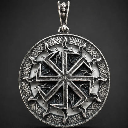 sonnenrad anhaenger makroaufnahme gravur details silber