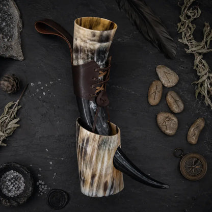 trinkhorn flatlay runen props obsidian nordisch