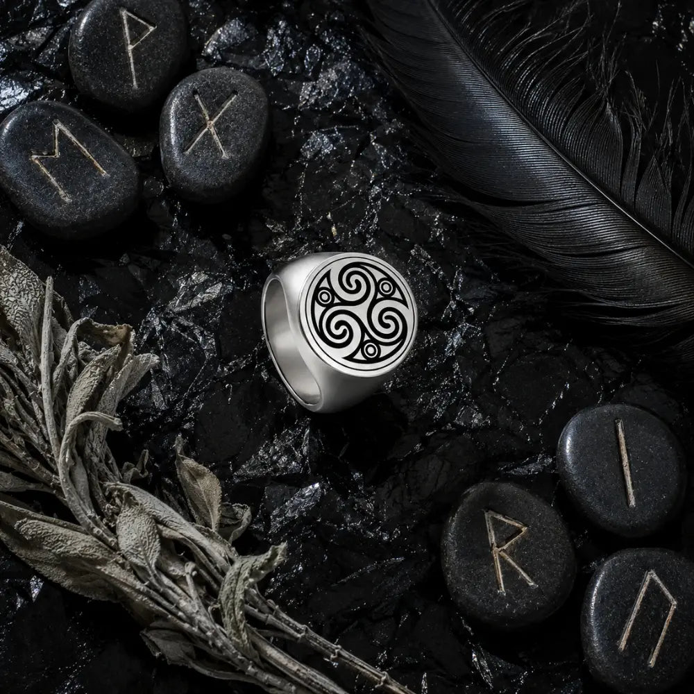 triskele ring flatlay obsidian runensteine deko
