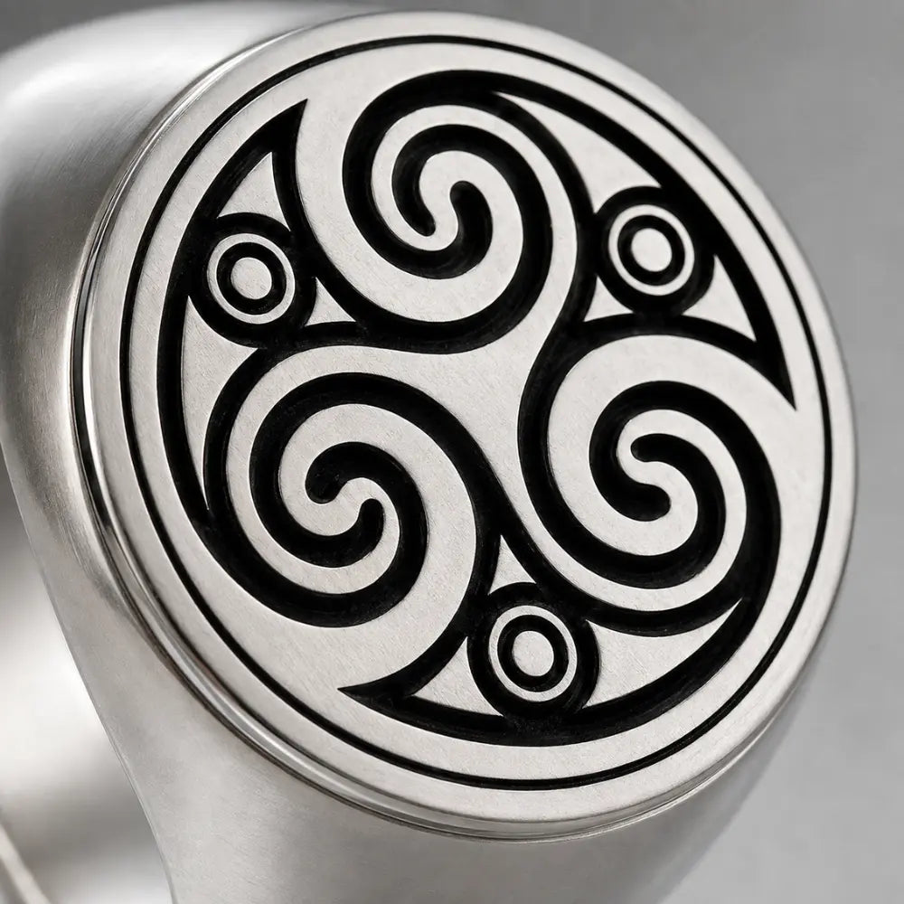 triskele ring gravur detail makroaufnahme silber