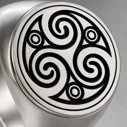 triskele ring gravur detail makroaufnahme silber