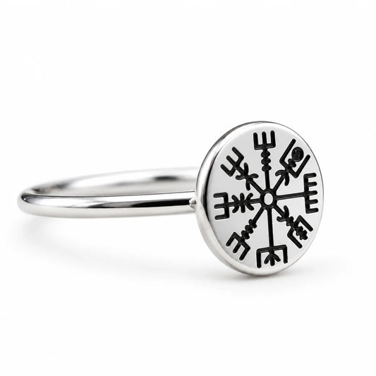 Wikinger Ring mit Vegvisir aus Edelstahl, runde Platte, auf weißem Hintergrund