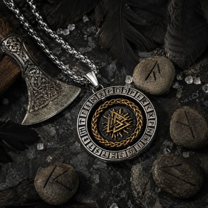 viking kette valknut flatlay runen rabenfedern obsidian stein  