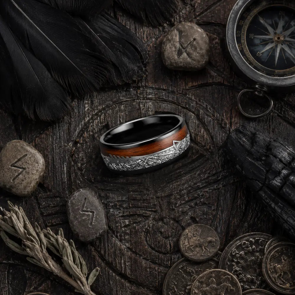 viking ring holz meteorit flatlay runen schwarzes holz