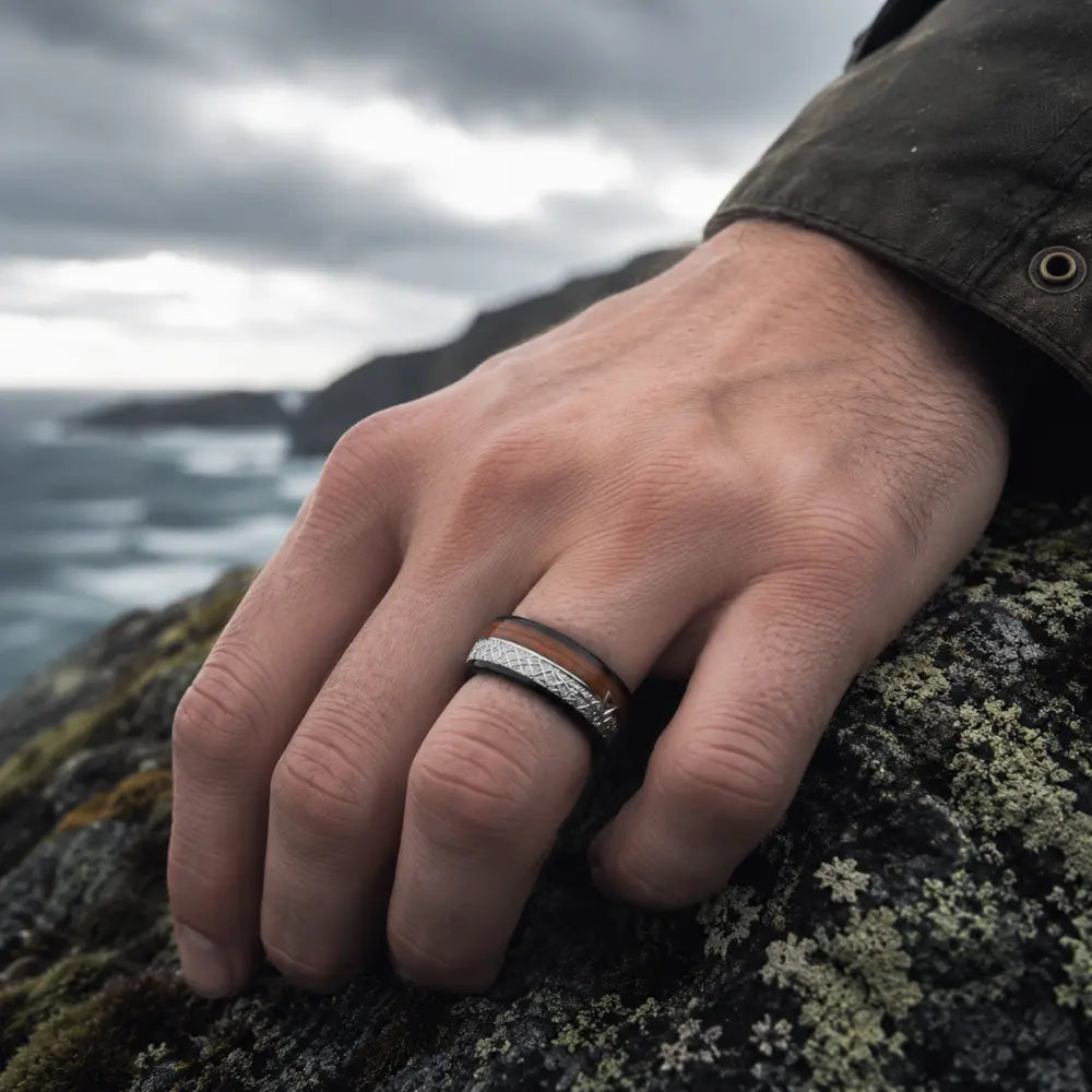 viking ring koa holz meteorit pfeilgravur detail makro