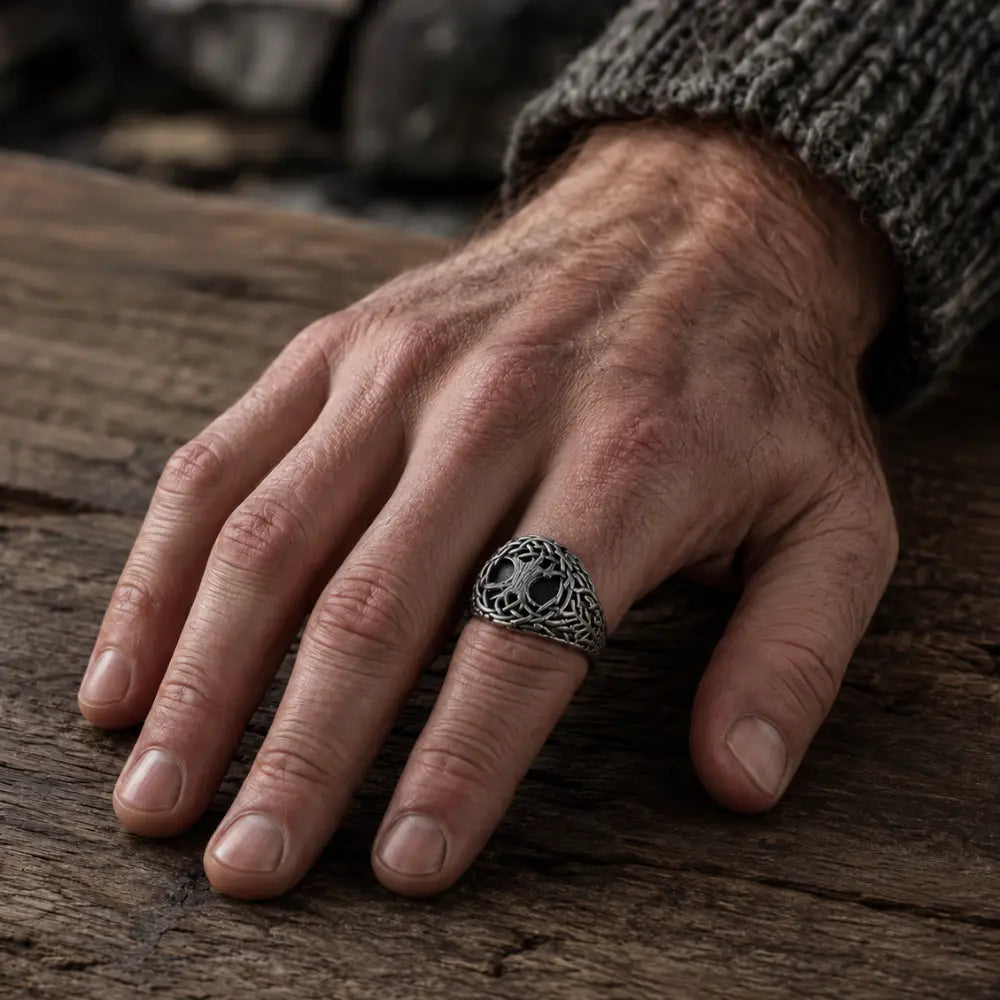 weltenbaum ring getragen hand mann nordischer schmuckstil