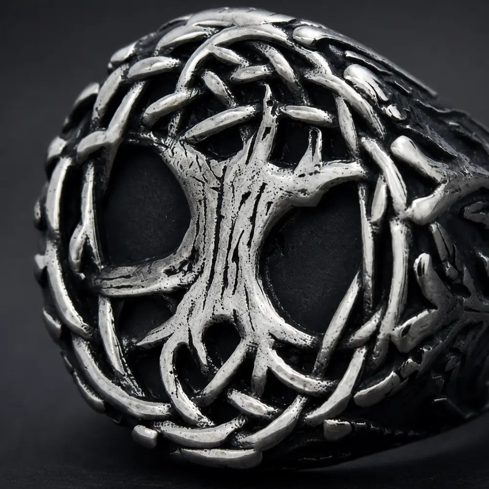 weltenbaum ring makroaufnahme gravur oberflaechendetail edelstahl