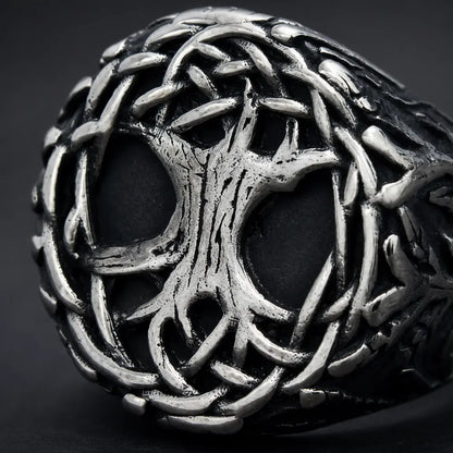 weltenbaum ring makroaufnahme gravur oberflaechendetail edelstahl