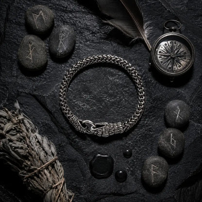 wikinger armband drachen flatlay obsidian runen
