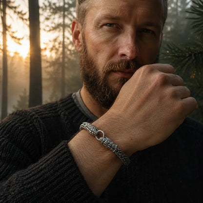 wikinger armband drachen getragen nebelwald mann