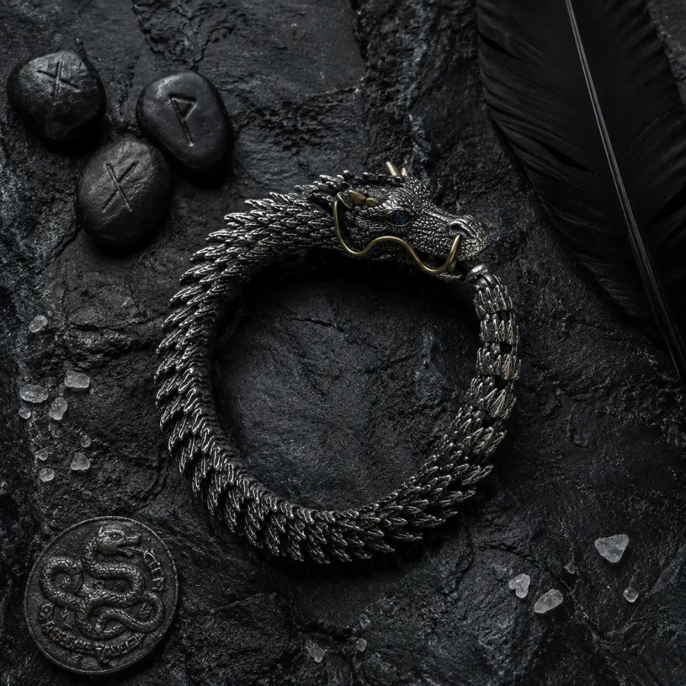 wikinger armband jormungand drachen flatlay runensteine