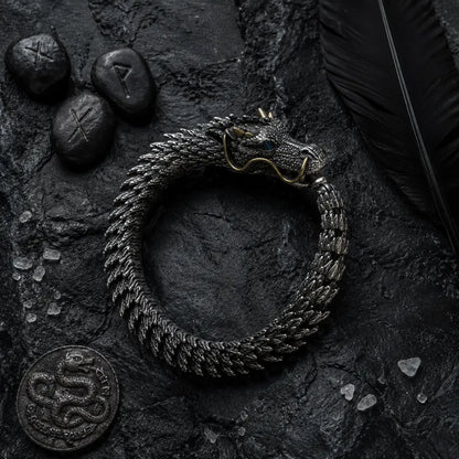 wikinger armband jormungand drachen flatlay runensteine