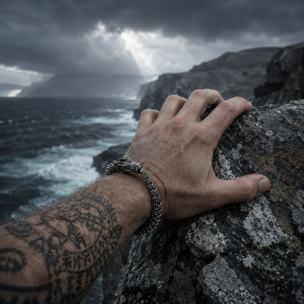 wikinger armband jormungand getragen handgelenk nordische kueste