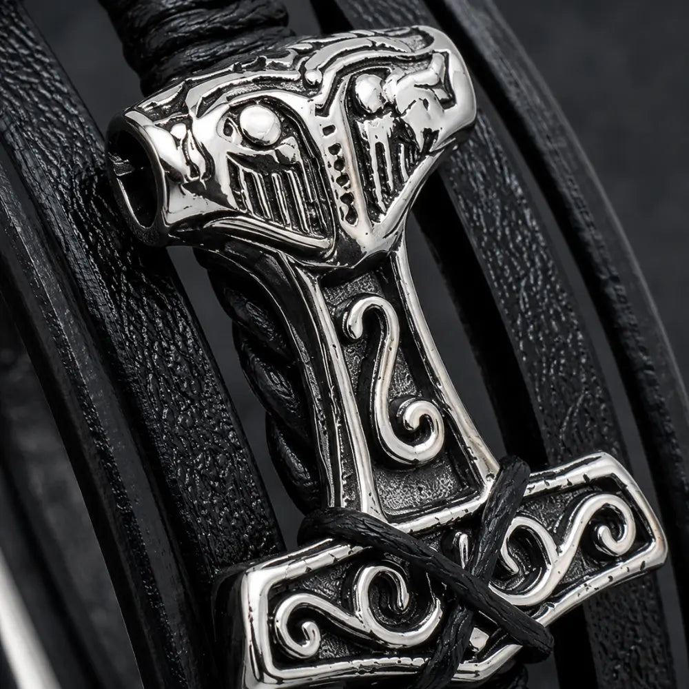 wikinger armband mjolnir gravur makro detail leder geflecht