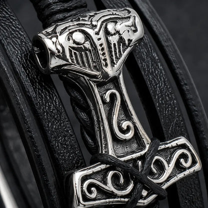 wikinger armband mjolnir gravur makro detail leder geflecht