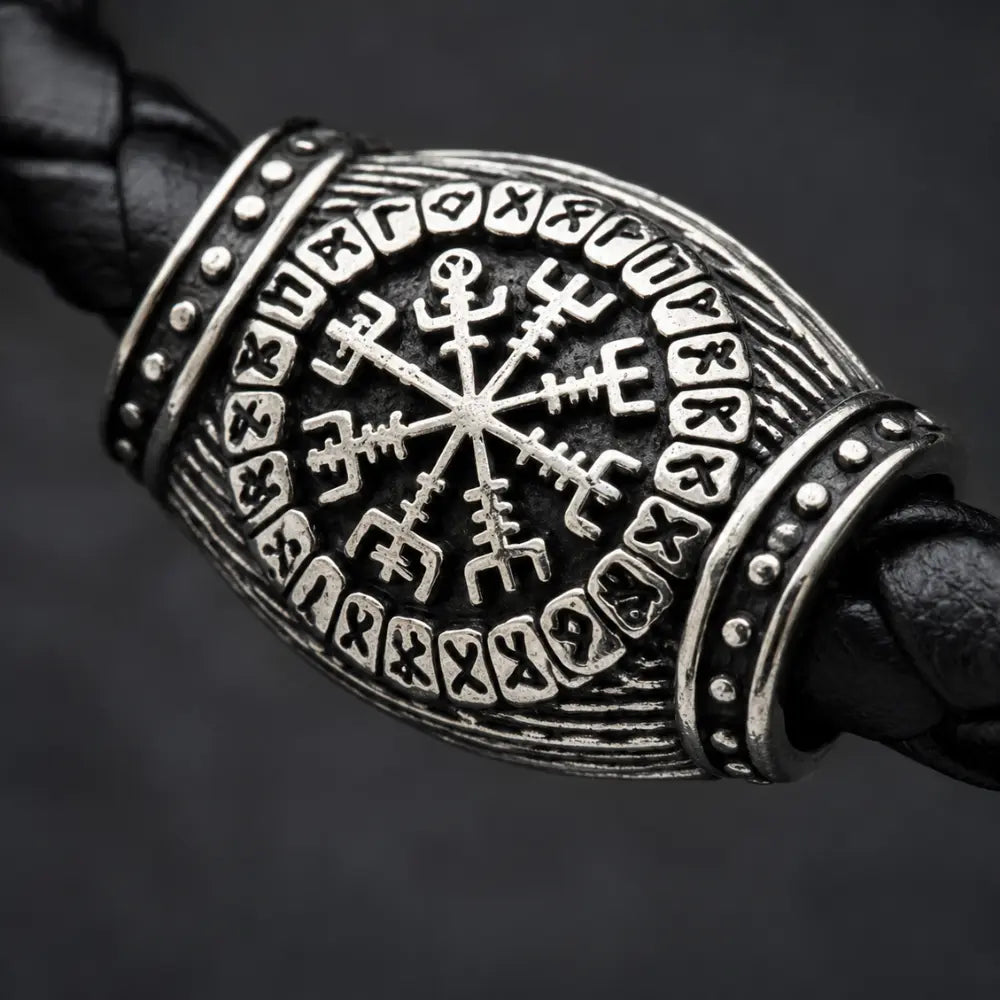 wikinger armband vegvisir makro runen gravur detail