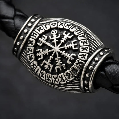 wikinger armband vegvisir makro runen gravur detail