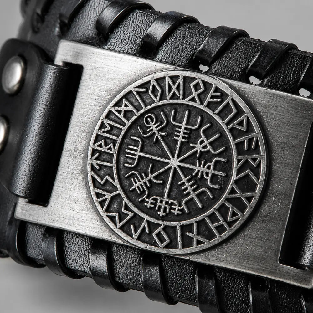 wikinger armband vegvisir runengravur detail silber