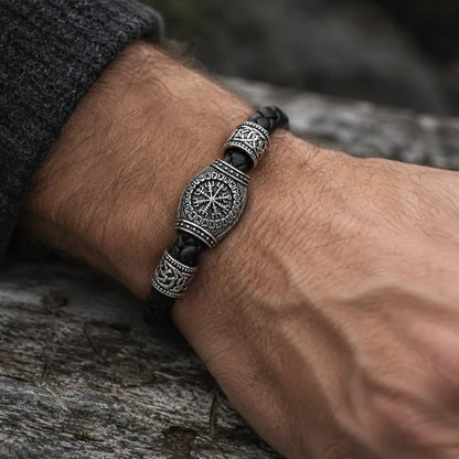 wikinger armband vegvisir schwarz getragen handgelenk