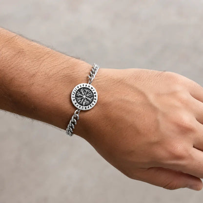 wikinger armreif vegvisir getragen handgelenk mann nordischer schmuck