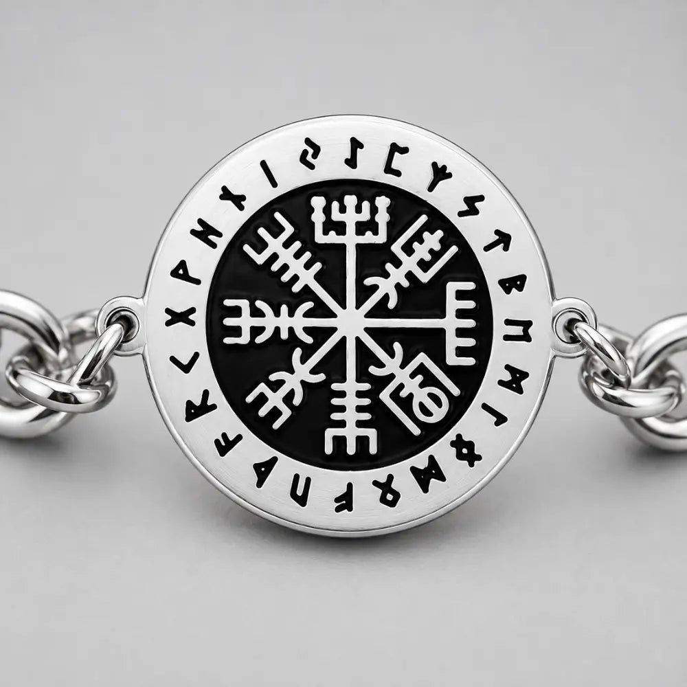 wikinger armreif vegvisir makroaufnahme gravur medaillon edelstahl