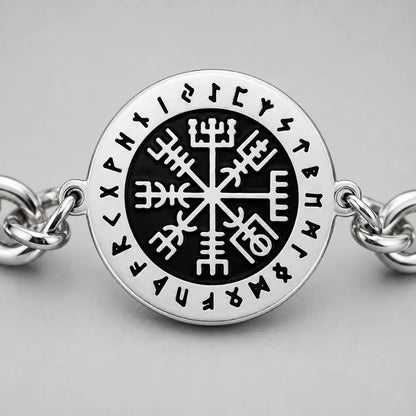wikinger armreif vegvisir makroaufnahme gravur medaillon edelstahl