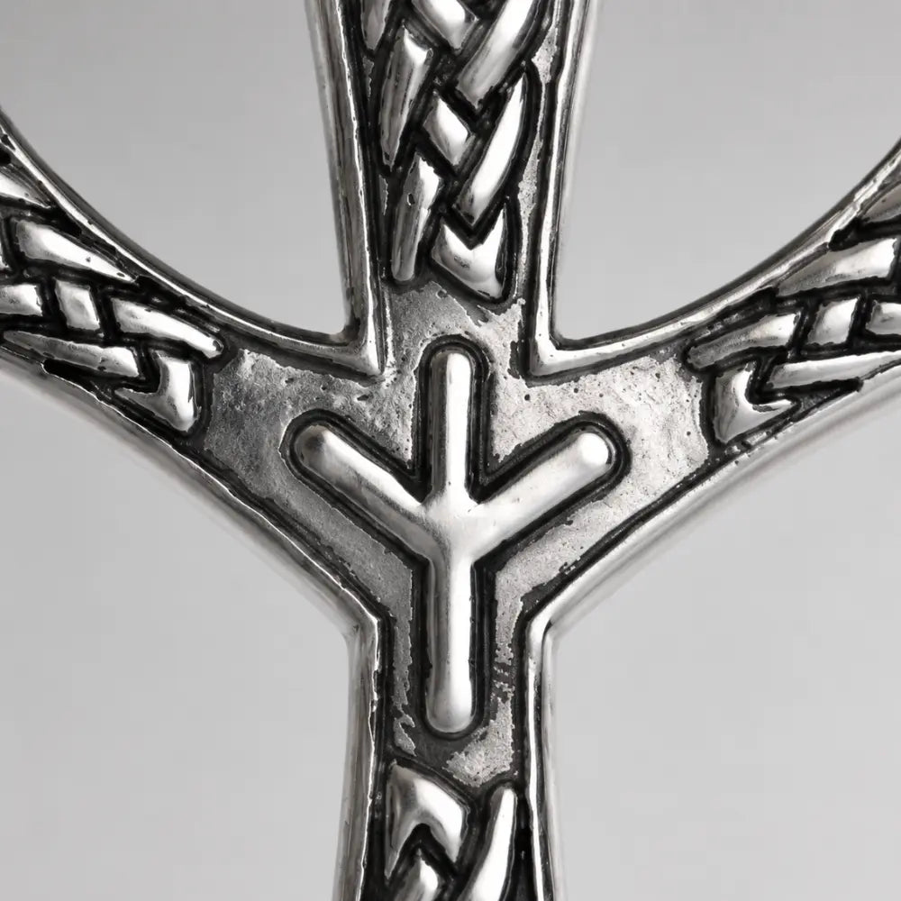 wikinger halskette algiz rune anhaenger gravur makroaufnahme