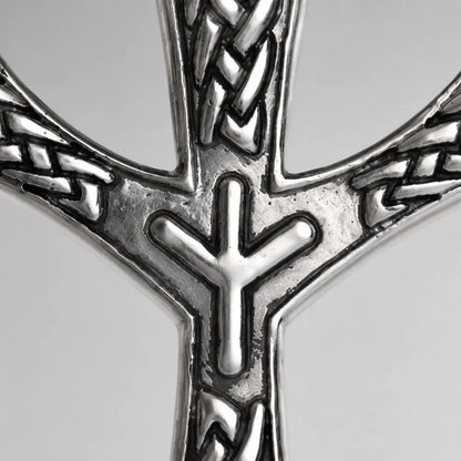 wikinger halskette algiz rune anhaenger gravur makroaufnahme