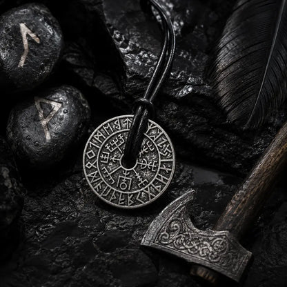 wikinger halskette vegvisir flatlay obsidian runensteine deko
