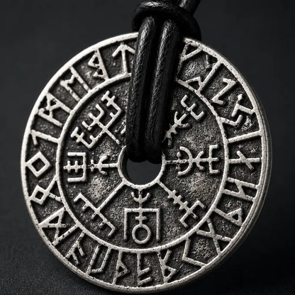 wikinger halskette vegvisir runen gravur makro detailaufnahme