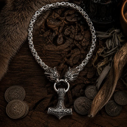 wikinger kette flatlay holz silber mjolnir runen