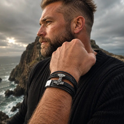 wikinger leder armband mjolnir getragen nordische kuestenlandschaft