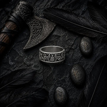 wikinger ring flatlay runen rabenfedern obsidian deko