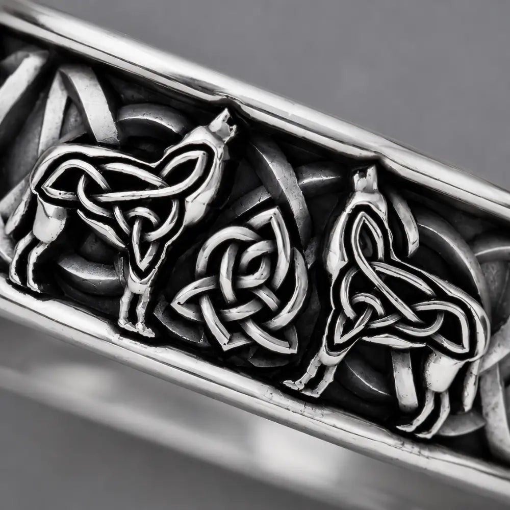 wikinger ring keltisches wolfsmotiv makro detail silber