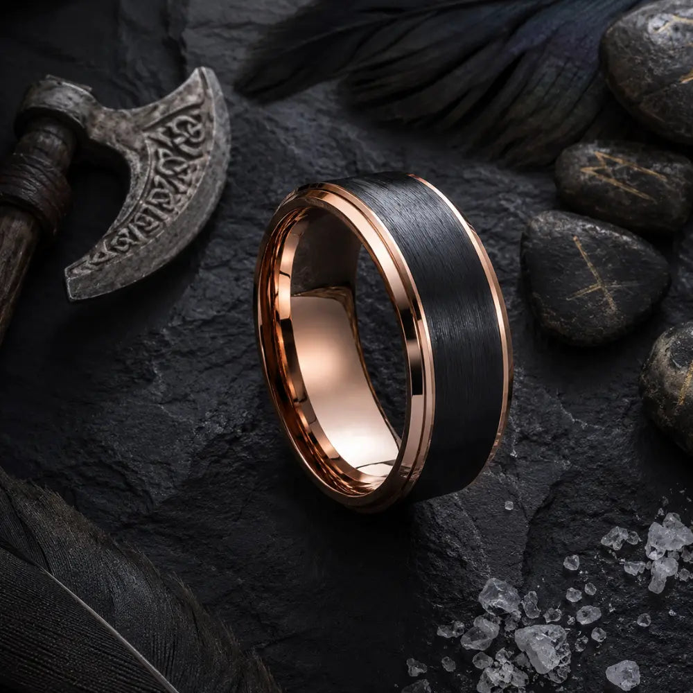 wikinger ring schwarz rosegold flatlay runen rabenfedern obsidian