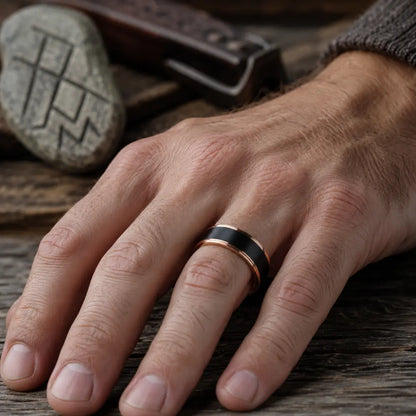 wikinger ring schwarz rosegold getragen hand mann nordisch