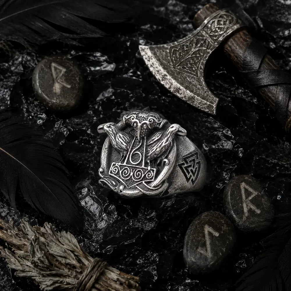 wikinger ring thorshammer flatlay runen obsidian nordische props